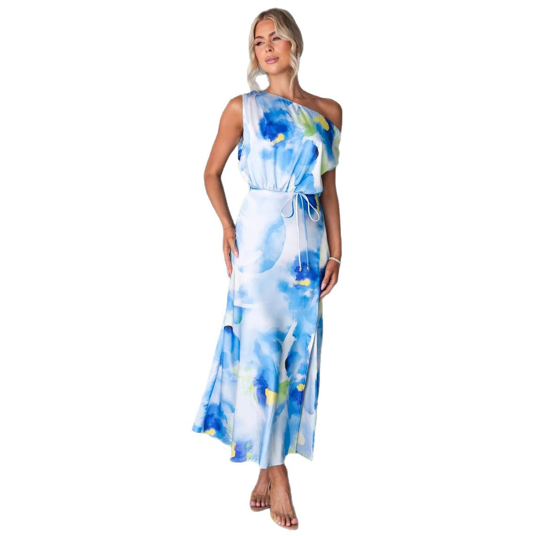 Kvinne maxi kjole med asymmetrisk design og flytende stoff