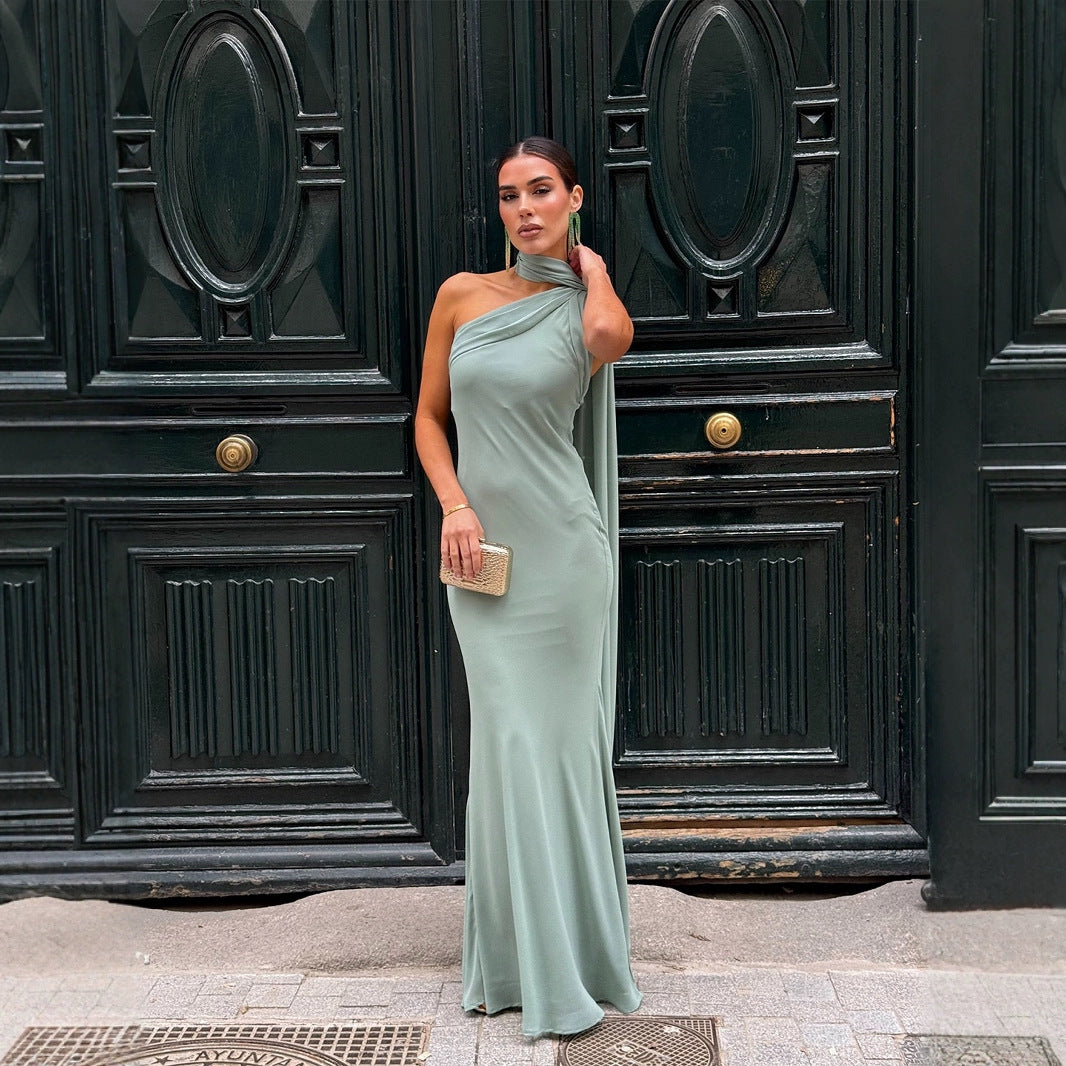 Kvinne Elegant, En-sidet Strapless Maxi Kjole med Flytende Stoff og Chic Nakkesjal Skjora