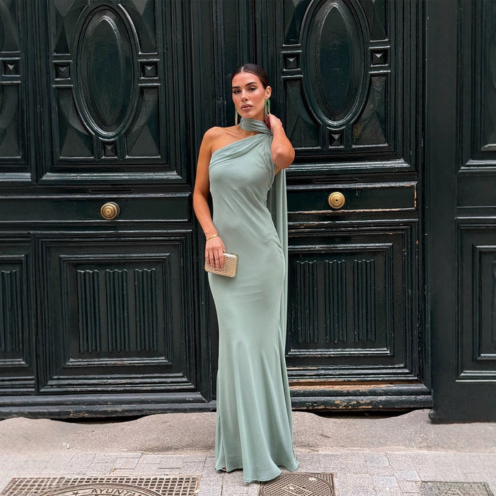 Kvinne Elegant, En-sidet Strapless Maxi Kjole med Flytende Stoff og Chic Nakkesjal Skjora