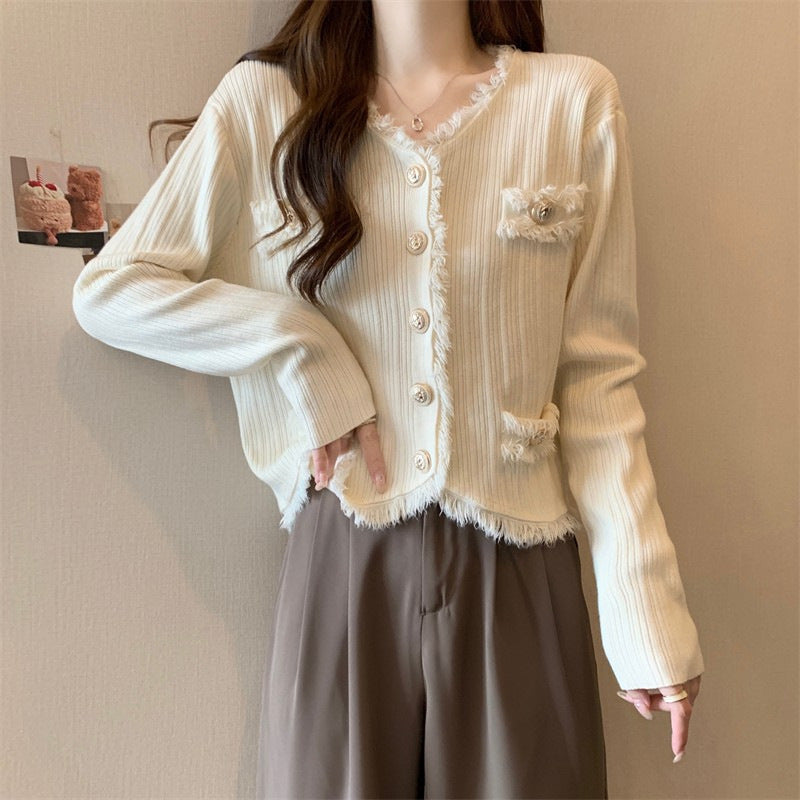 Kvinnelig komfortabel cardigan med subtile frynser og fashionable knapper
