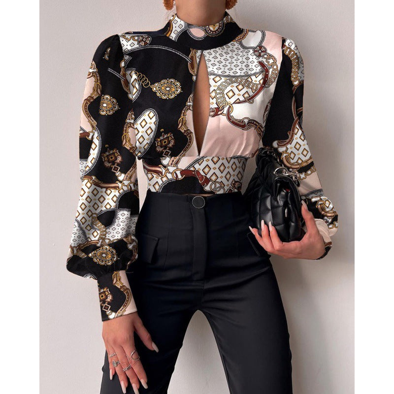 Elegant bluse for damer med en raffinert nøkkelutringning og voluminøse ermer Skjora