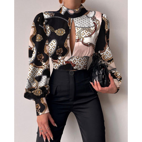 Elegant bluse for damer med en raffinert nøkkelutringning og voluminøse ermer Skjora