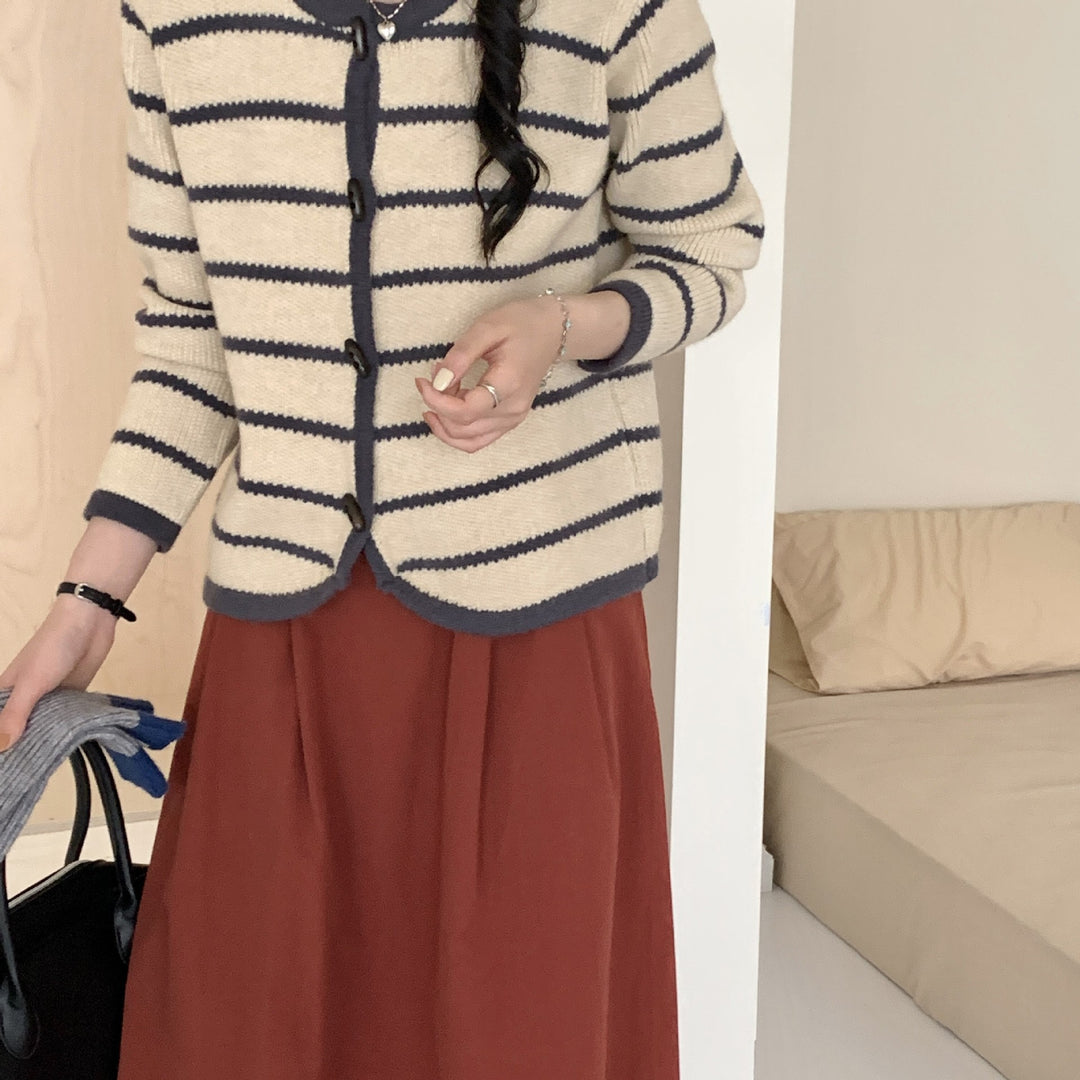 Dame cardigan med maritimt stripemønster og store knapper Skjora