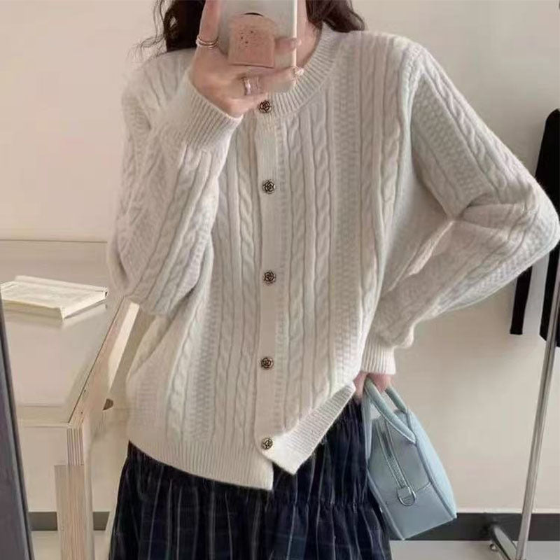 Damer elegant cardigan med kabelmønster og dekorative knapper Skjora