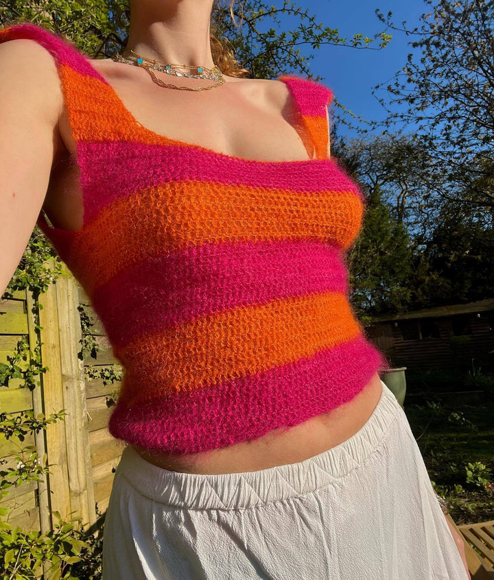Damer strikket crop-top med fargerik stripemønster og vid rund halslitt Skjora