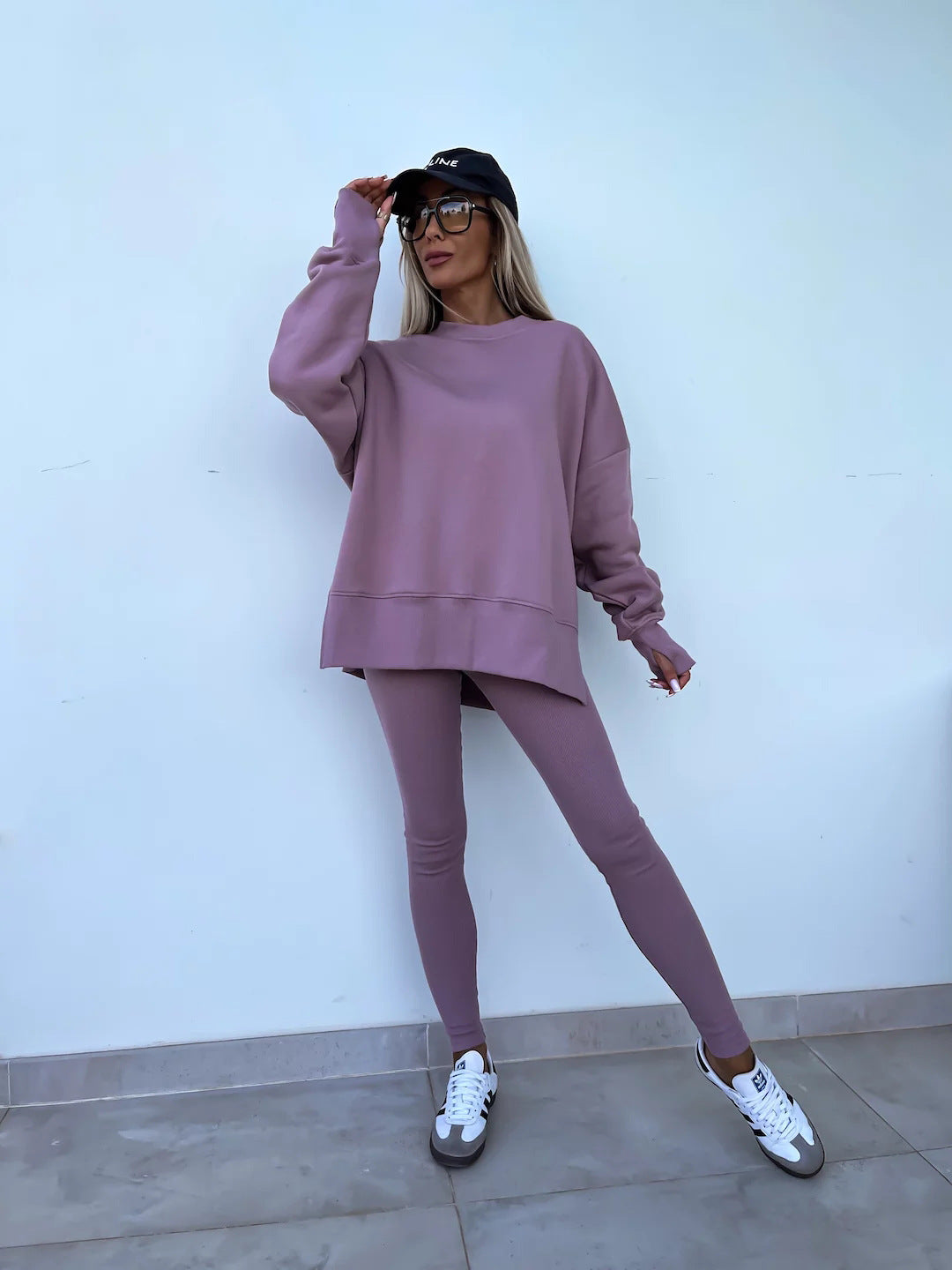 Kvinnens avslappede fritidsdrakt med myk sweat-stoff og trendy snitt Skjora
