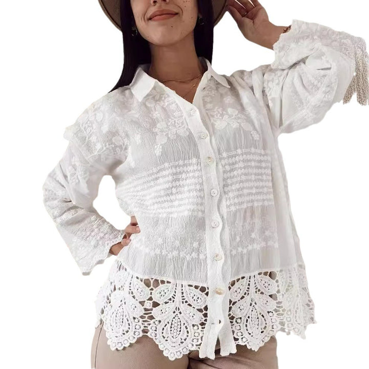 Damebluse med blomsterbroderier og dekorativt blonder Skjora
