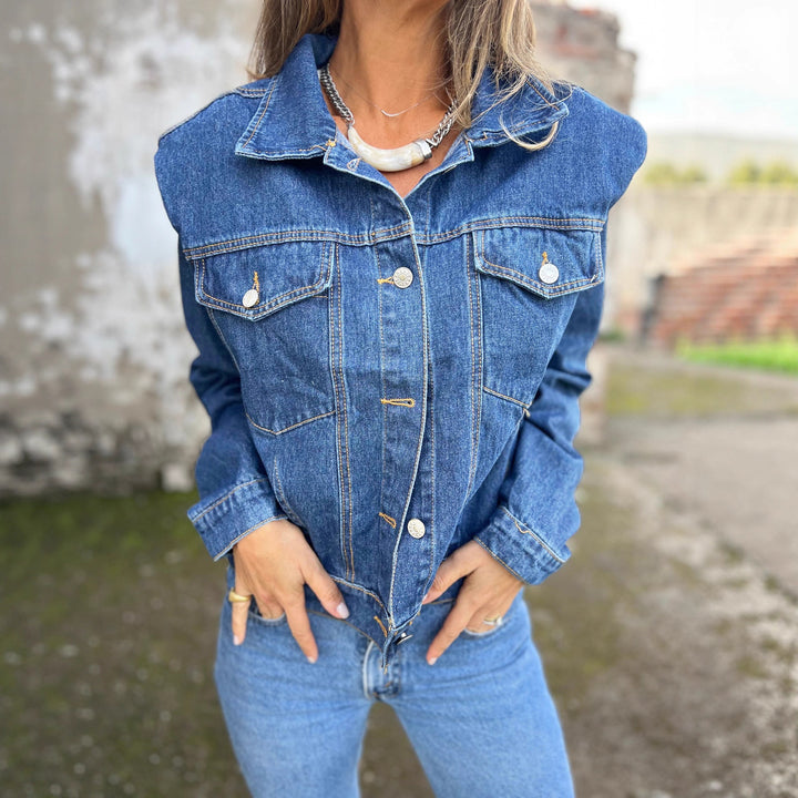 Kvinne denimjakke i en moderne fasong med praktiske lommer og trendy detaljer Skjora