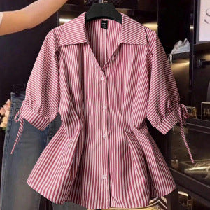 Damebluse med elegante volangdetaljer og moteriktig stripemønster Skjora