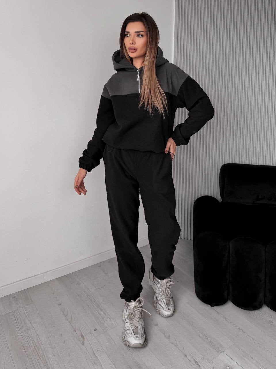 Kvinnors avslappnade fleece sportset med huva och modern passform Skjora