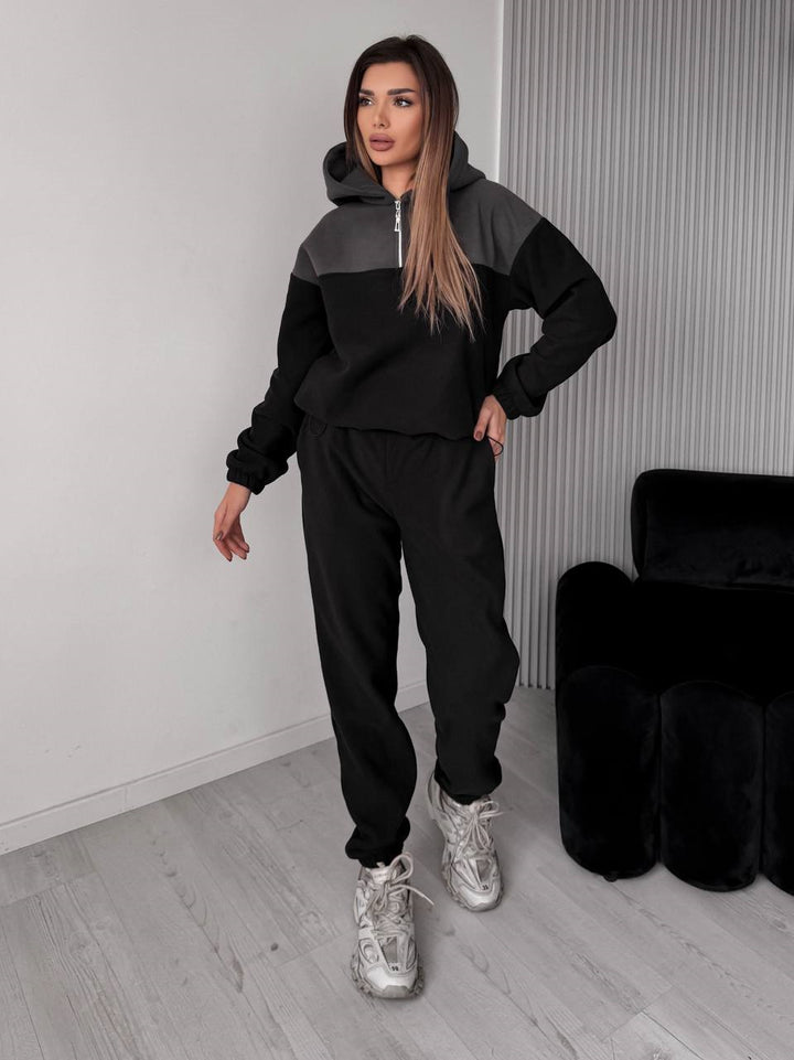 Kvinnors avslappnade fleece sportset med huva och modern passform Skjora