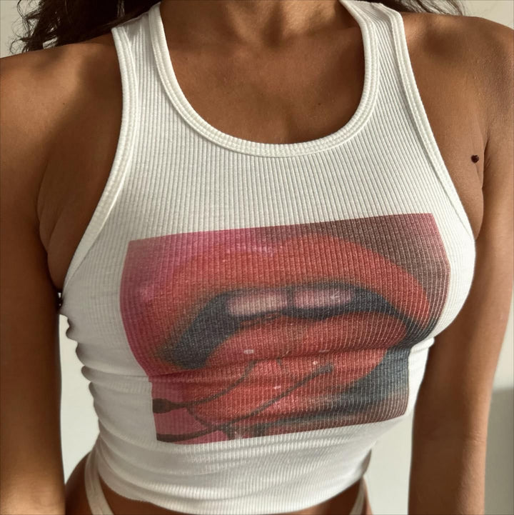 Dame tanktop med iøynefallende grafisk trykk Skjora