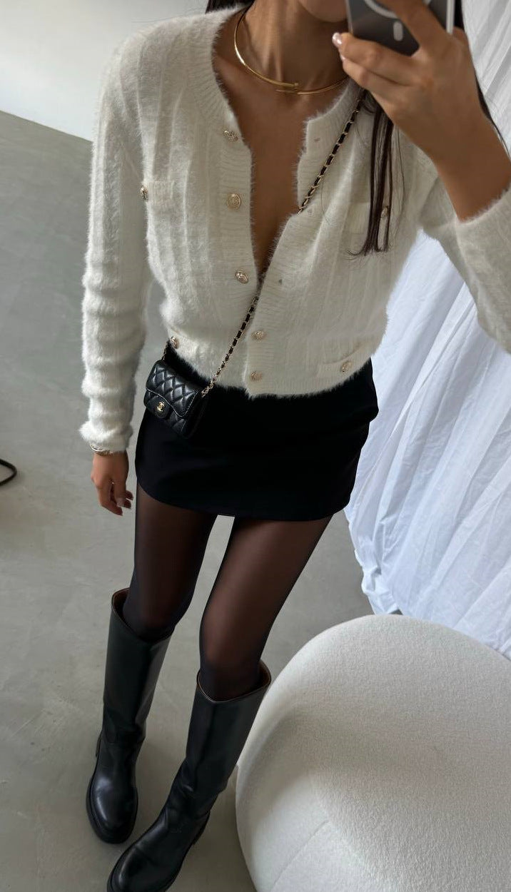 Kvinne kortermet cardigan med skinnende knappedetaljer og mykt materiale Skjora