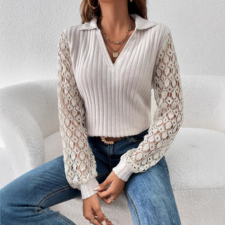 Kvinnes V-hals bluse med blonde ermer og ribbet tekstur Skjora