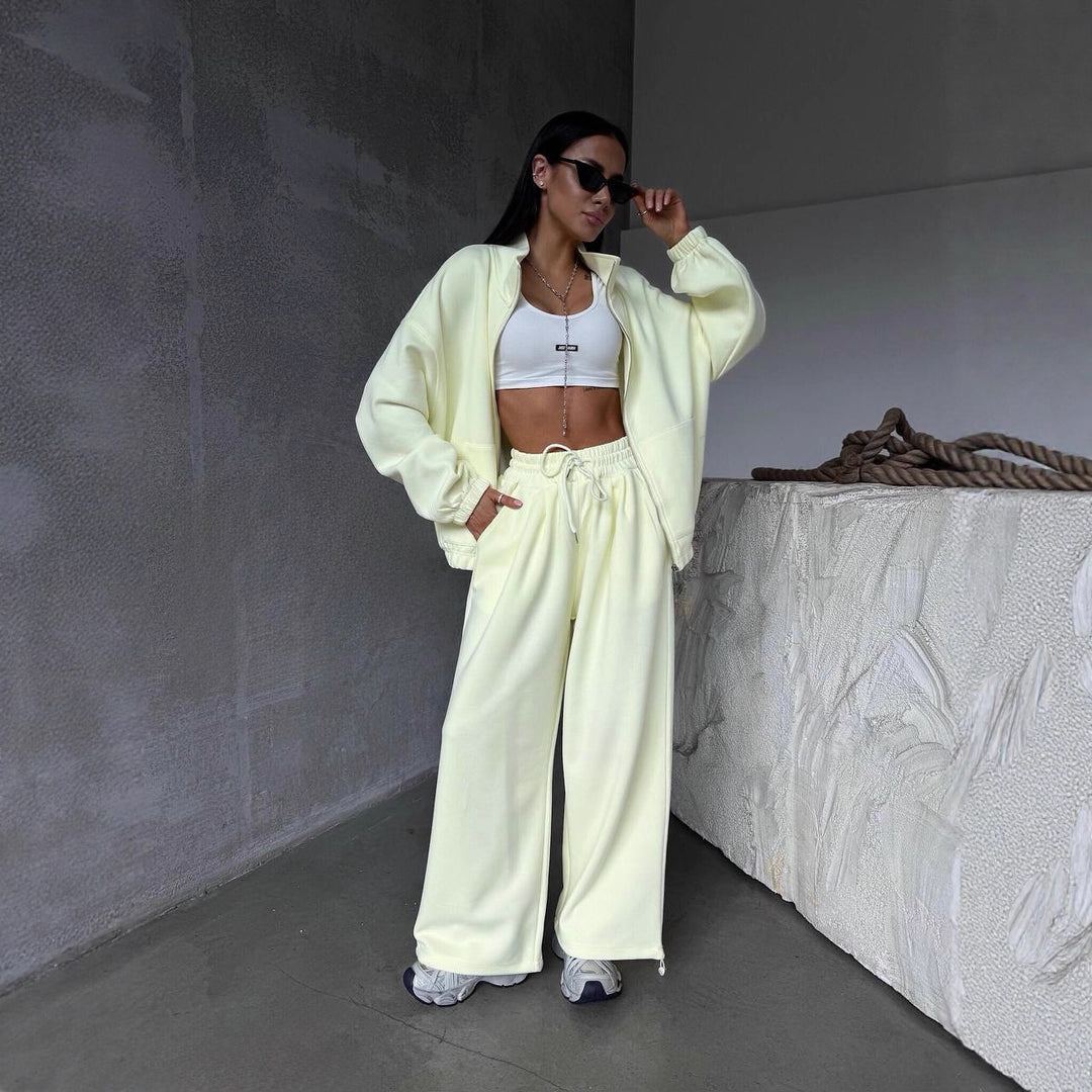 Kvinne avslappet treningsdrakt sett med oversized jakke og komfortable joggere Skjora