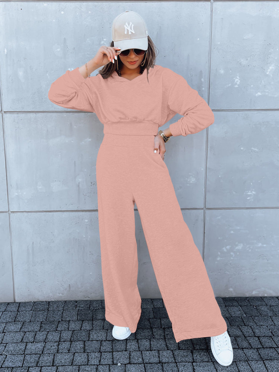 Kvinne casual jumpsuit med vide ben og praktisk hette Skjora