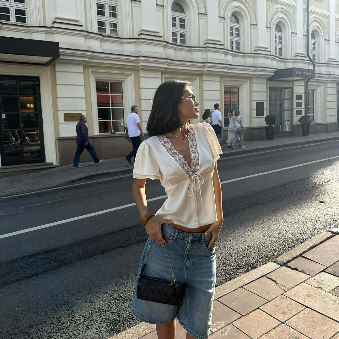 Damebluse med elegante blonder og figursydd passform Skjora