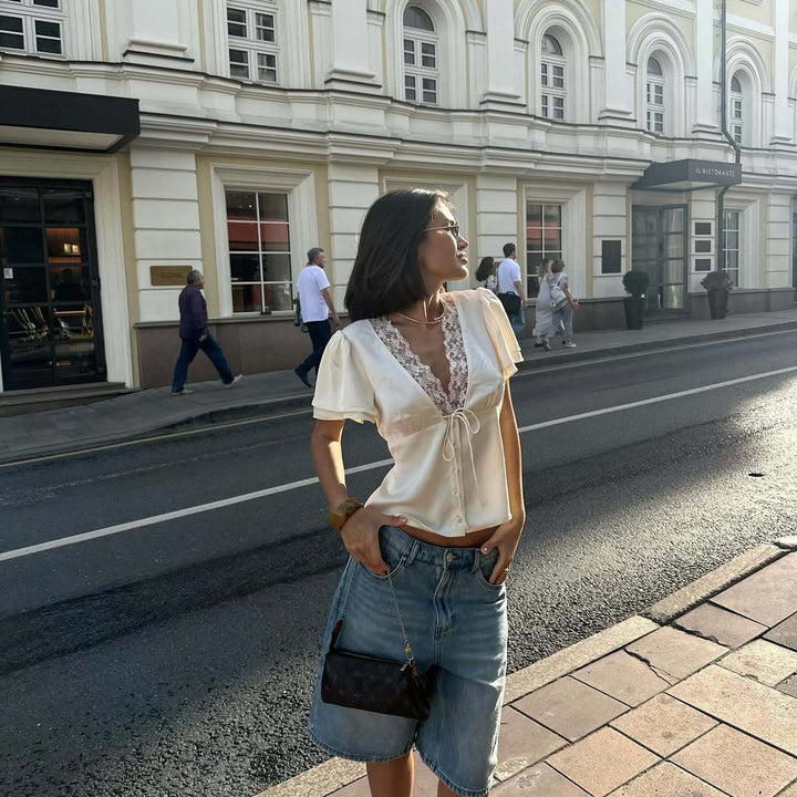 Damebluse med elegante blonder og figursydd passform Skjora