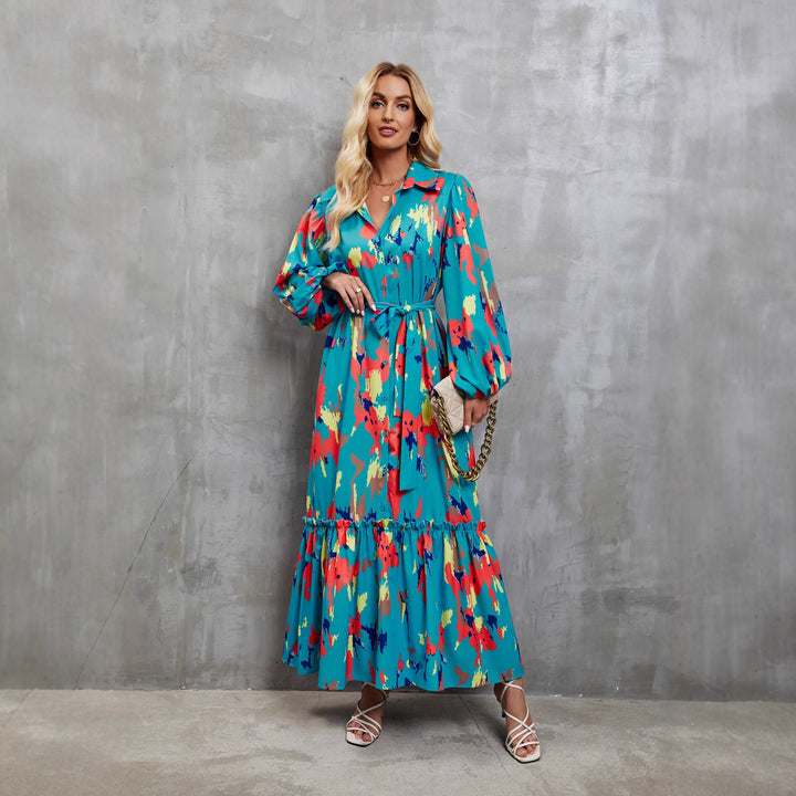 Kvinne maxi kjole med fargerik blomsterdesign og elegant midjebelte