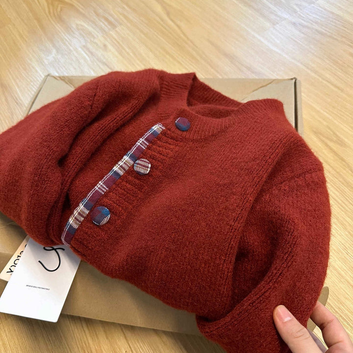 Kvinnens fashionable cardigan med sjakkmønster og praktiske knapper Skjora