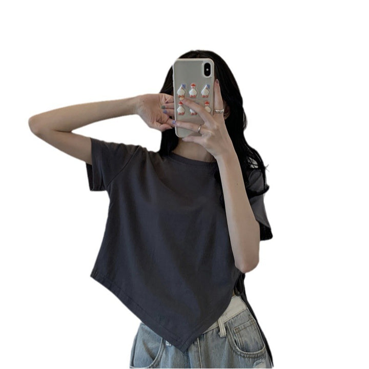 Kvinne crop top med asymmetrisk hem og løs passform