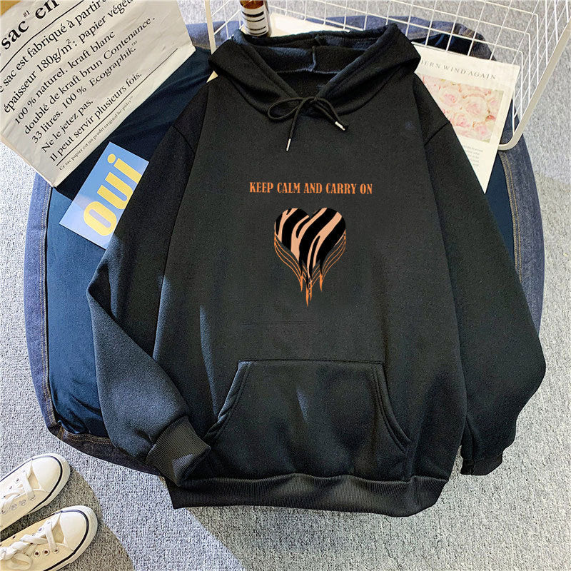 Damen Kapuzenpullover mit trendigem Herzdesign und gemütlicher Passform Skjora