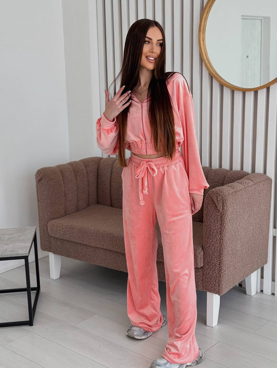 Kvinnelig elegant velour lounge-sett med cropped jakke og vid passform Skjora