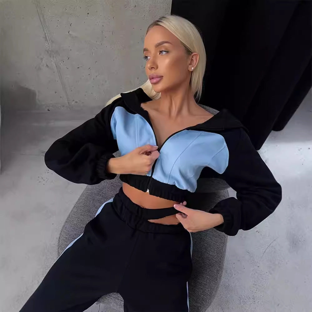 Damer sporty loungewear-set laget av mykt materiale med kengurulomme Skjora
