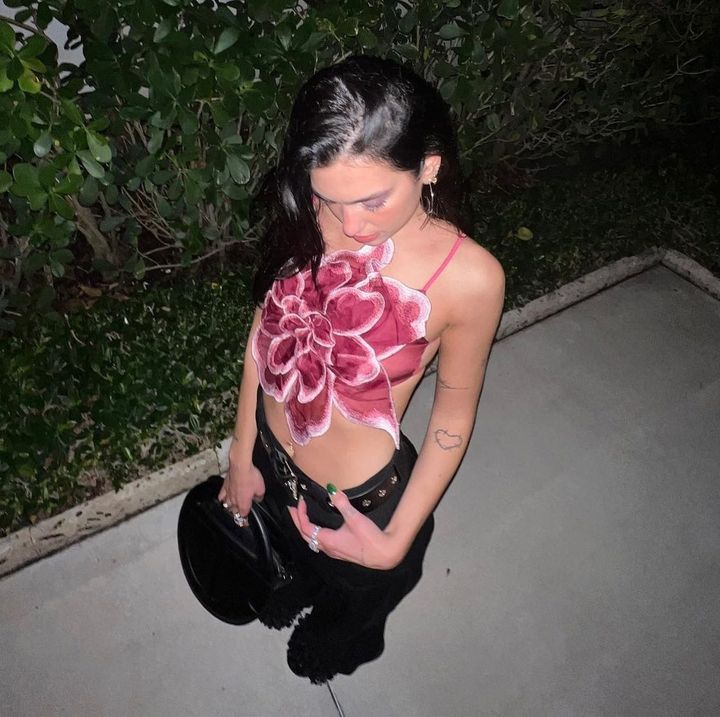 Damen Blüten-Crop-Top mit 3D floralen Applikationen und transparentem Stoff Skjora