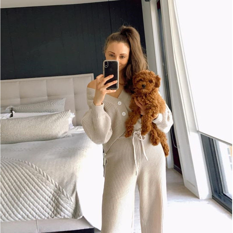 Kvinnens strikkede lounge sett med cropped topp og vide bukser Skjora