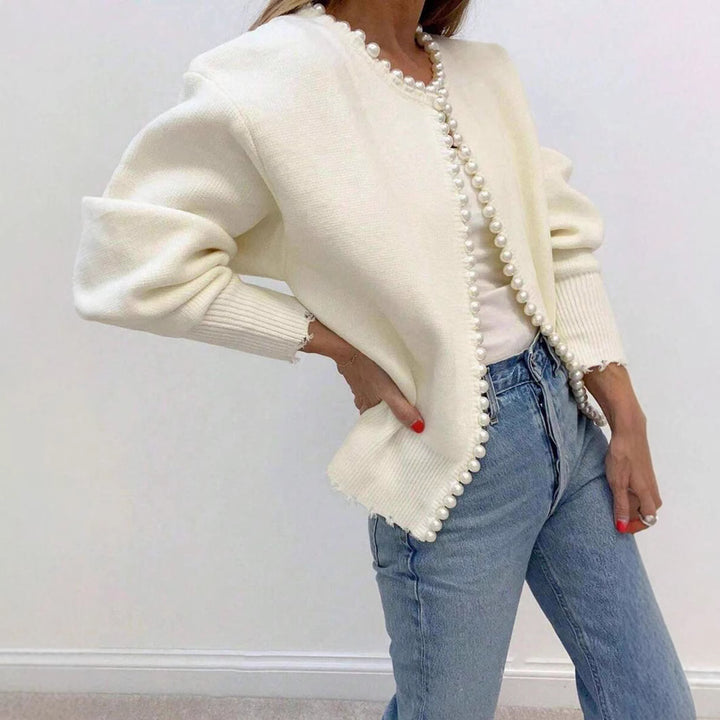 Kvinnes elegant cardigan med perle-dekorert knapdetailjer og moderne snitt Skjora