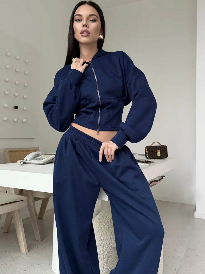 Kvinne avslappet cropped hettegenser og brede bukser i urban stil Skjora