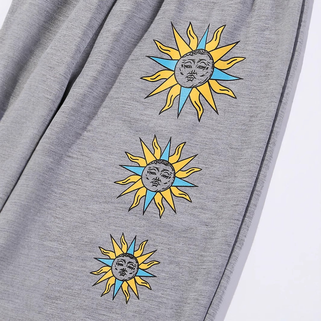 Kvinnenes komfortable joggebukser med trendy solmotiv Skjora