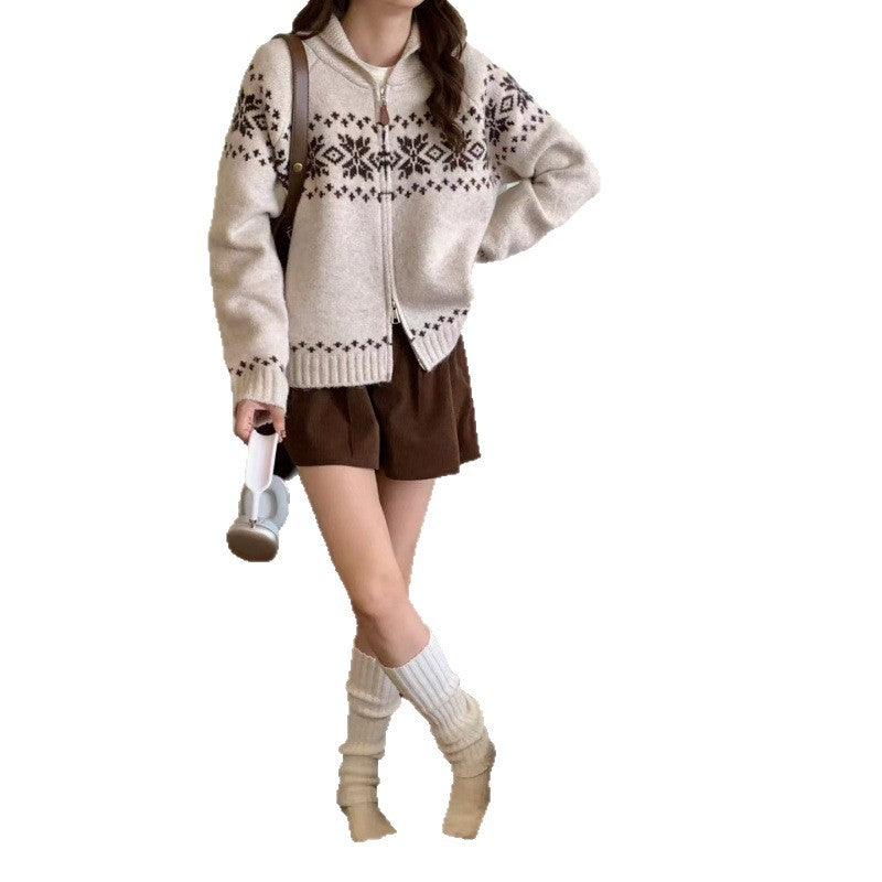 Kvinne cardigan med tradisjonelt norsk mønster og elegante glidelåsdetaljer Skjora