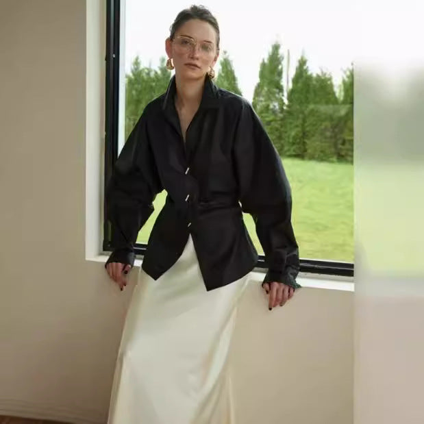 Kvinne designer bluse med voluminøse ermer og utsøkte knappdetaljer Skjora