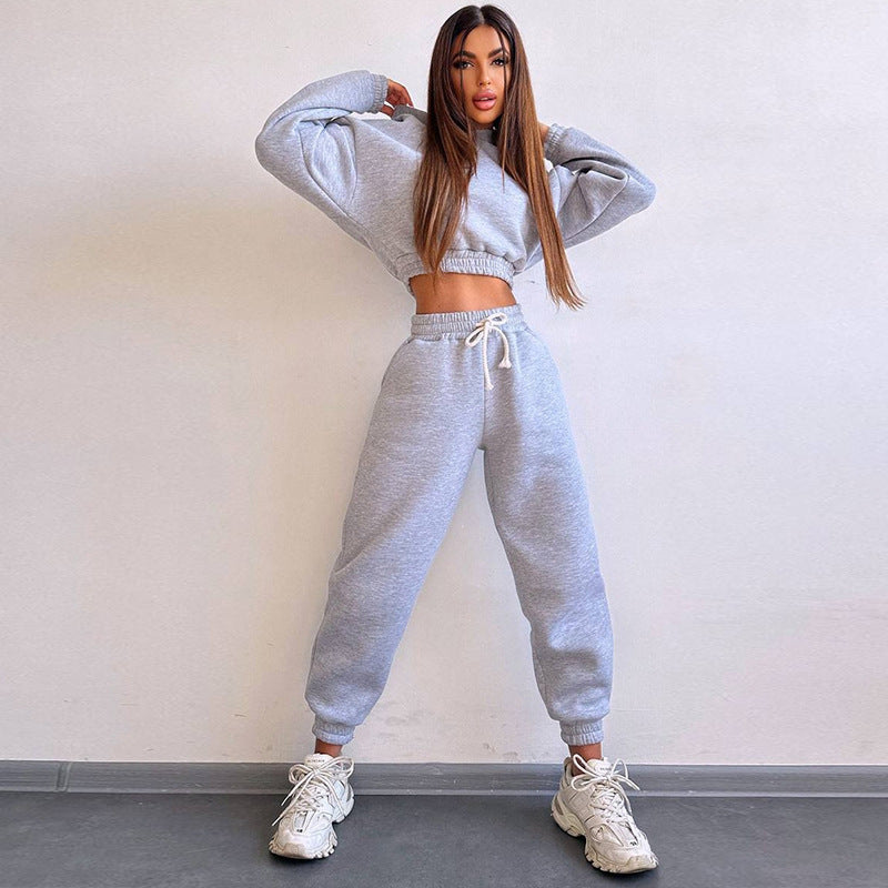 Kvinnelig sporty cropped sweat-set med elastisk midjebånd og praktiske lommer