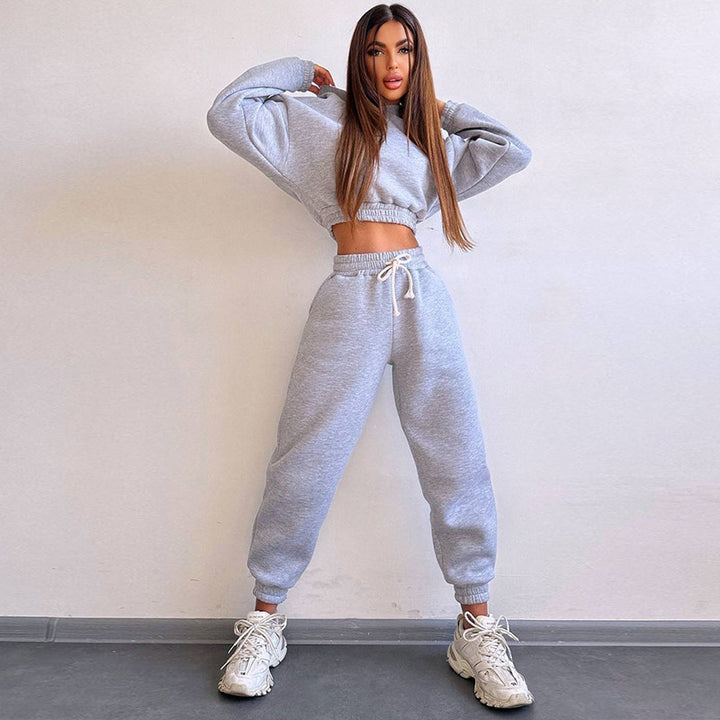 Kvinnelig sporty cropped sweat-set med elastisk midjebånd og praktiske lommer