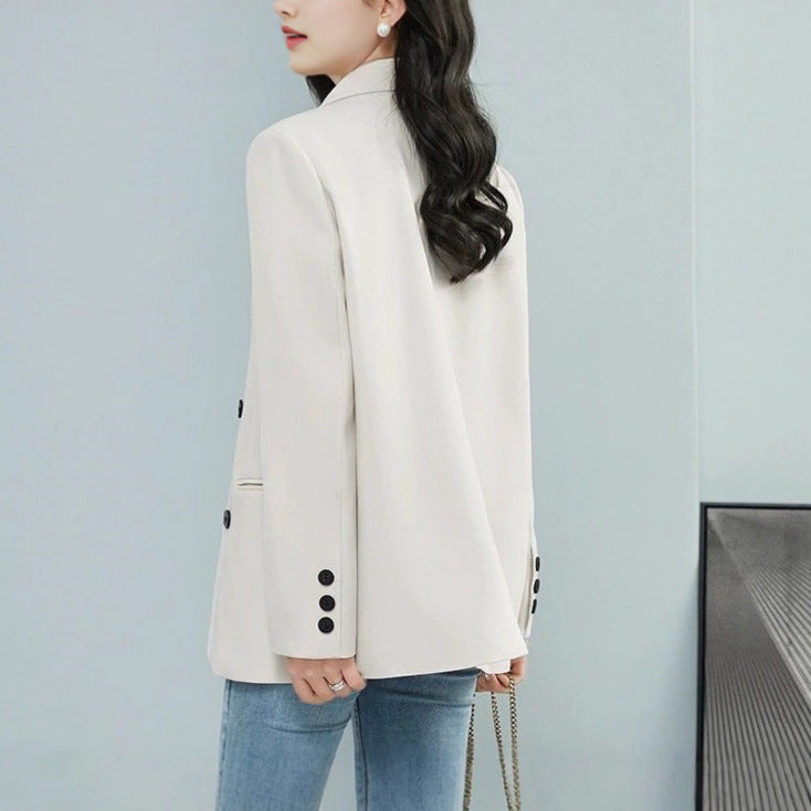 Kvinnelig stilren oversized blazer med dobbelt knepp og stilige detaljer Skjora
