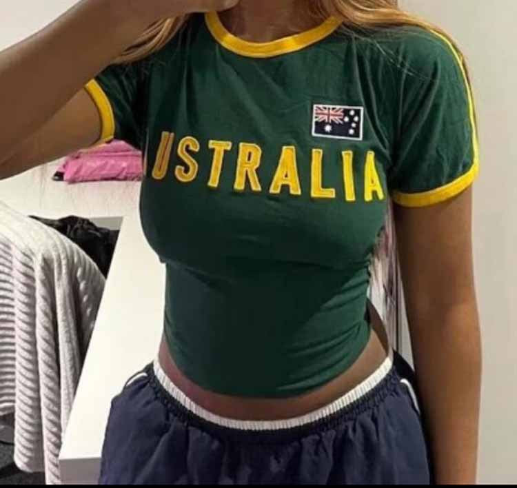 Dame avslappet T-skjorte med Australia-motiv og trenddetaljer Skjora