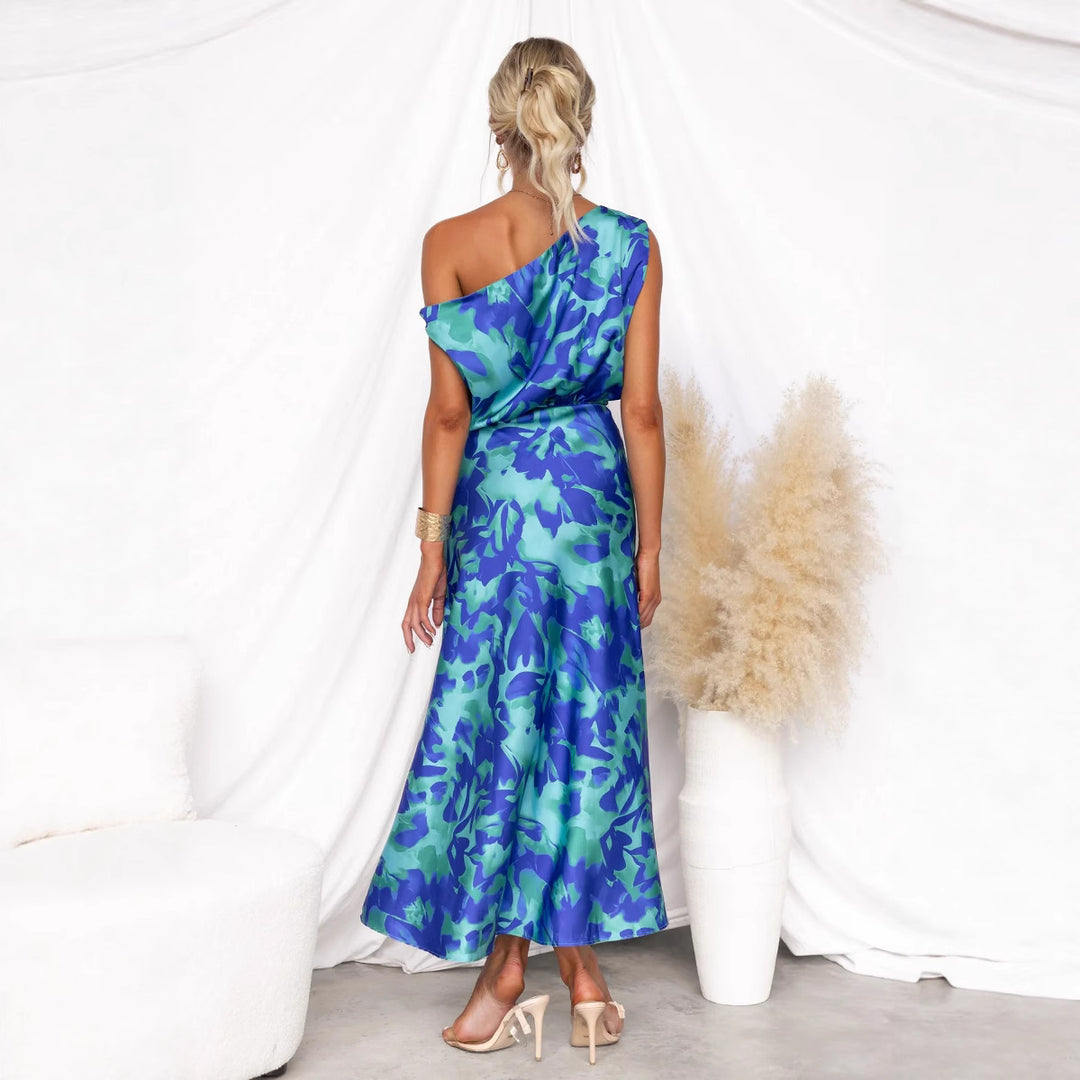 Kvinne maxi kjole med asymmetrisk design og flytende stoff