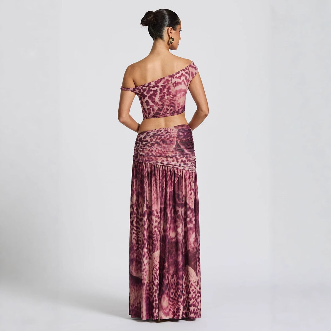 Dame kjole i stilfullt off-shoulder-design med rynker og unikt mønster Skjora