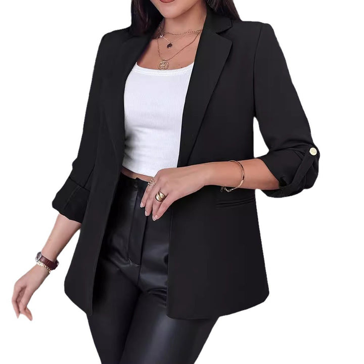 Kvinnelig elegant blazer med høyhalset snitt og fashionable knappdetaljer Skjora