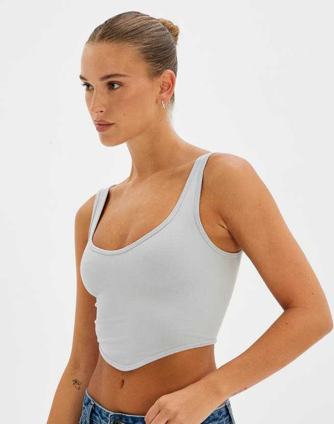 Dame Crop-Top med fin ribbestruktur og dyp rund halslinning Skjora
