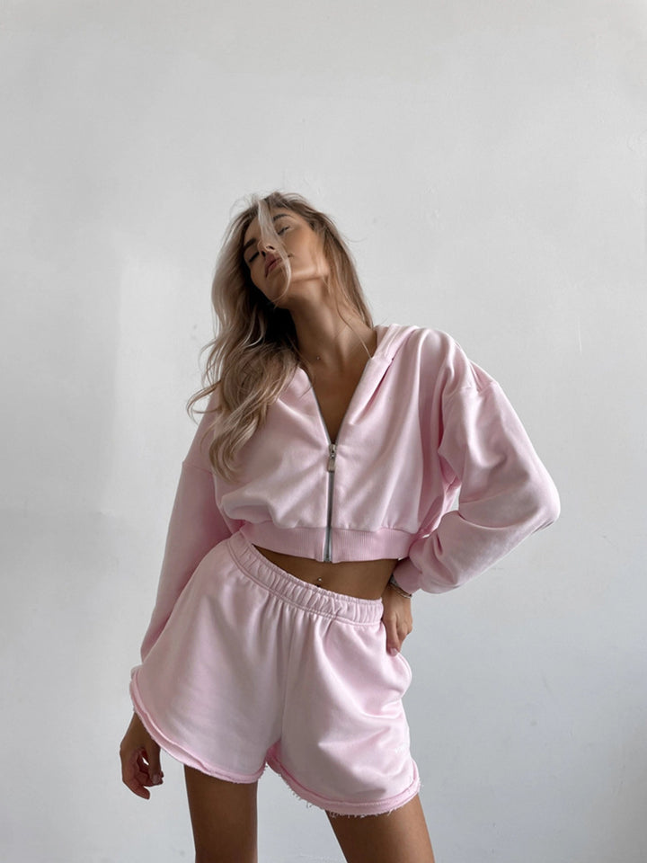 Kvinnelig cropped hettegenser og korte shorts i avslappet design Skjora