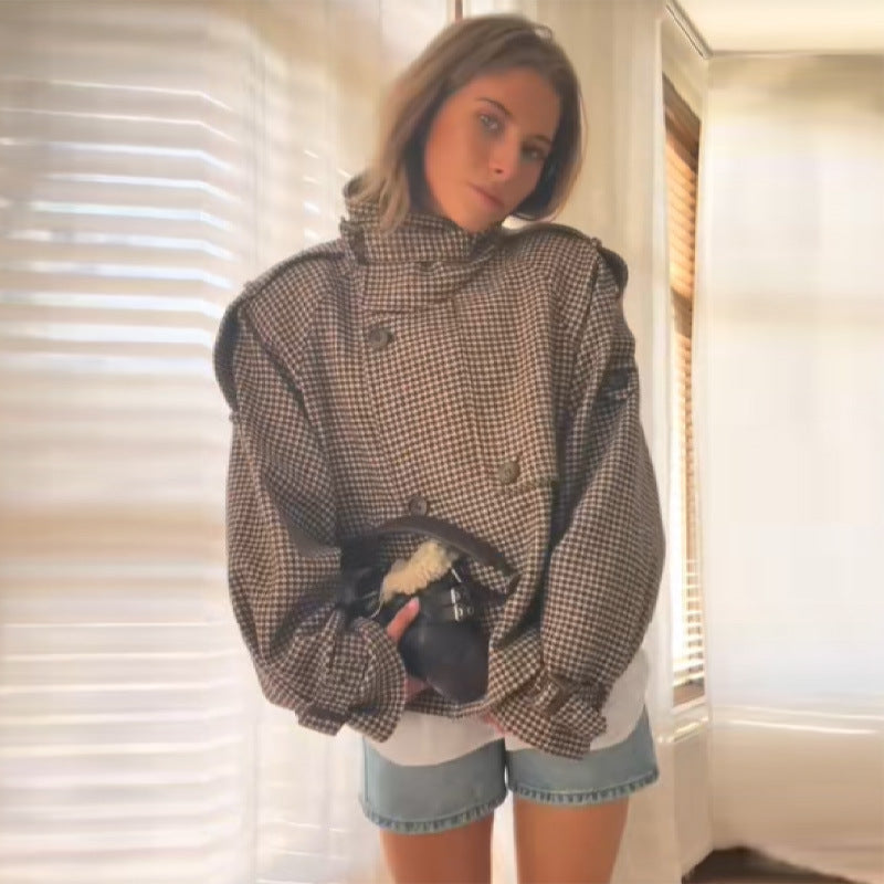 Kvinnelig fashionabel tweedjakke med dobbelt knappestolpe og dekorative detaljer Skjora