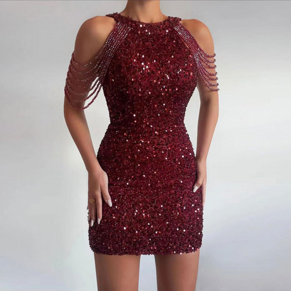 Kvinnenes minikjole med glitrende paljettdekorer og elegante kjedeermer Skjora