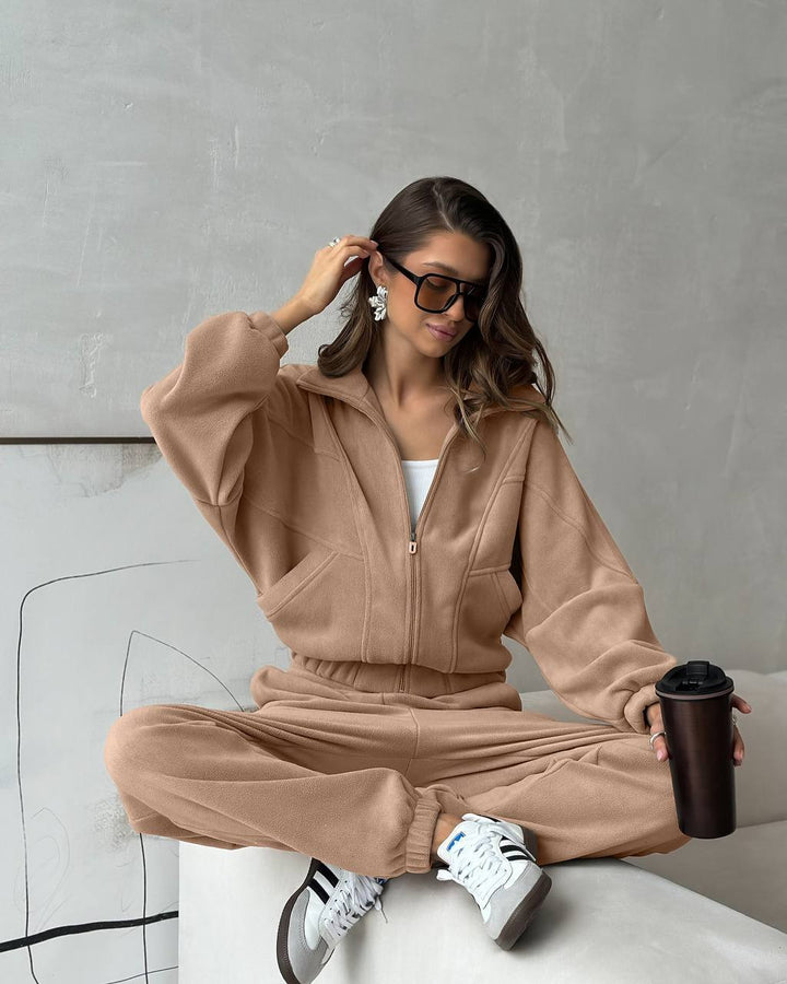 Kvinnens fashionable jumpsuit med dyp utringning og behagelig passform Skjora