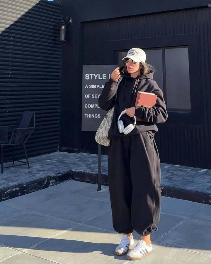 Kvinnens oversized sweatdrakt med hette og mansjetter Skjora