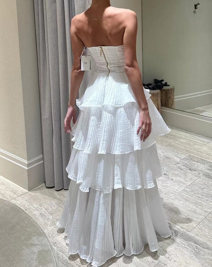 Kvinne kveldsdrakt med voluminøse volangdetaljer og off-the-shoulder design