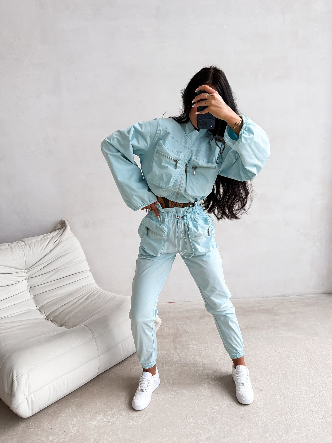 Kvinnelig urban sport loungewear-sett med stilfullt croppet topp og elastiske bukser Skjora